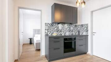 Kühlschrank, Mikrowelle, Ofen, Herdplatte