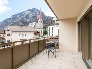 A balcony with a view of a mountain and a church. - Modern apartment with terrace in Jenbach (Jenbach)