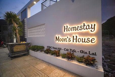 Exterior detail. Moon's House
