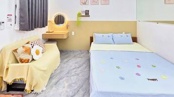 Ein Schlafzimmer mit einem Bett, einem Nachttisch, einem Spiegel und einer Wandablage mit Dekorationen.