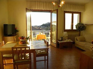 TV - Holiday apartment with pool and air conditioning (Pietra Ligure)