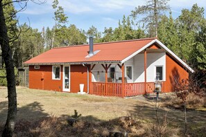 A cabin with a red roof, white walls, and a wooden deck. - Experience the calm home near sea and forest (Hadsund)