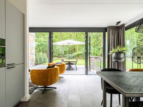 Maison de vacances modern dans une région boisée