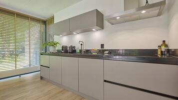 Fridge, microwave, stovetop, dishwasher