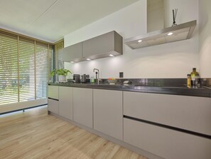 Kühlschrank, Mikrowelle, Herdplatte, Geschirrspüler
