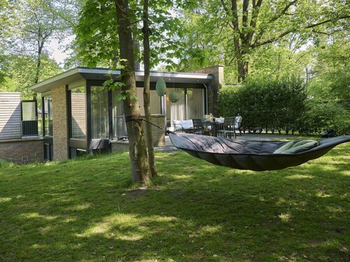 Maison de vacances modern dans une région boisée