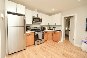 Private kitchen - Modern 2BR Apt Near NYC, American dream, EWR, MetLife (Newark)