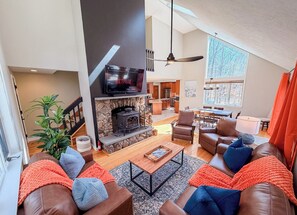 Living area - Mountain View Retreat w/ Hot Tub, Rec Room (Conway)