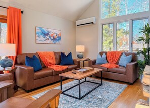 Living area - Mountain View Retreat w/ Hot Tub, Rec Room (Conway)