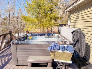 Outdoor spa tub - Mountain View Retreat w/ Hot Tub, Rec Room (Conway)