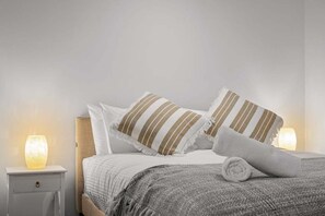 1 bedroom, iron/ironing board, free WiFi, bed sheets - Tranquil Oasis at Lincoln Square! 1 Bedroom | 1 Bathroom (Carlton)