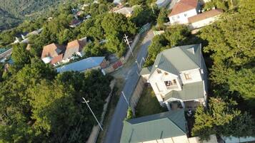 Vue aérienne d’un quartier résidentiel avec des maisons, une église et une route.