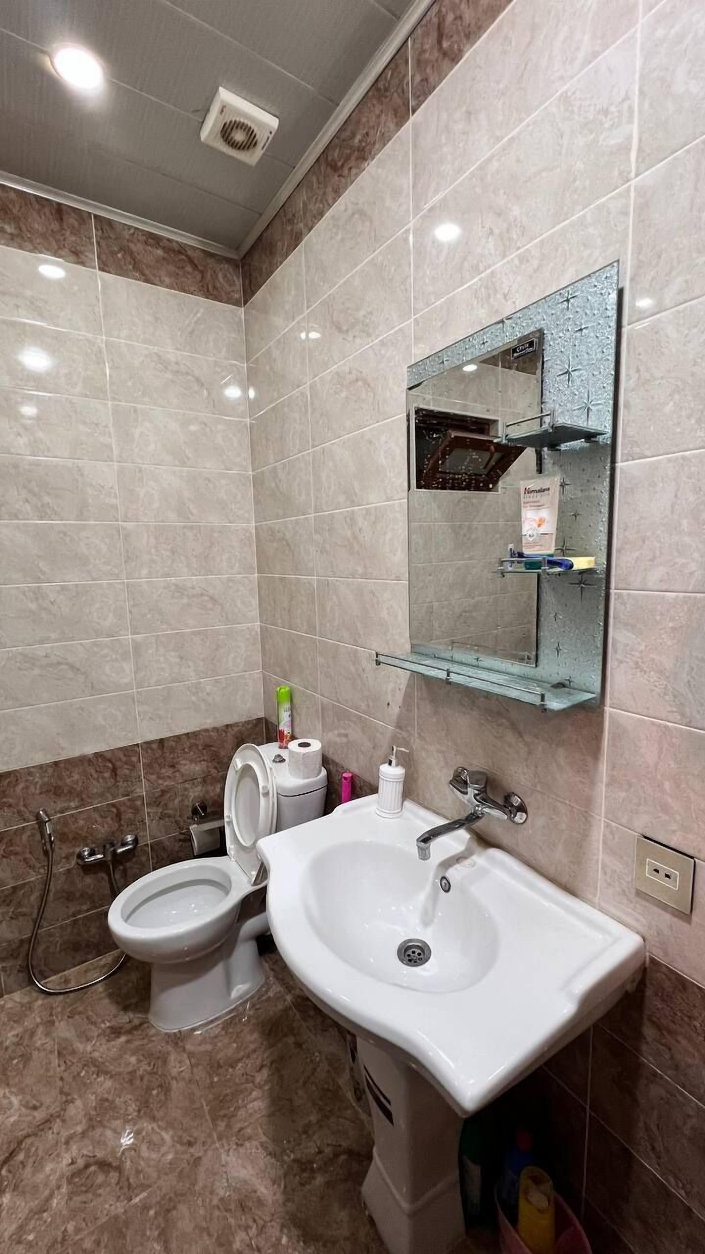 Ferienhaus, Balkon, Bergblick | Badezimmer