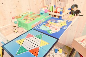 Children's area - A 5-minute walk to the hot spring town of Kannawa with its steamy waters! Showa-era retro house with private hot spring / babies and children welcome / 4BR cribs available / 2 toilets / 2 parking lots for large vehicles OK Spacious 130 ㎡. (別府市鉄輪)