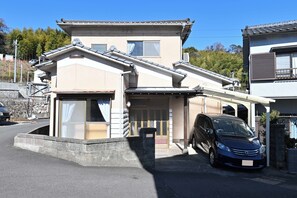 Exterior - A 5-minute walk to the hot spring town of Kannawa with its steamy waters! Showa-era retro house with private hot spring / babies and children welcome / 4BR cribs available / 2 toilets / 2 parking lots for large vehicles OK Spacious 130 ㎡. (別府市鉄輪)