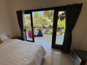 Chambre simple Deluxe, balcon, vue sur la mer | Bureau, accĂšs au Wi-Fi (inclus)