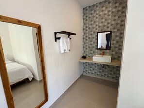 Habitación individual Deluxe, balcón, vistas al mar | Baño | Ducha, secador de pelo, toallas y jabón
