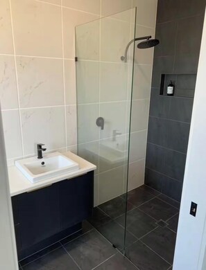 Douche, serviettes fournies, savon, papier toilette