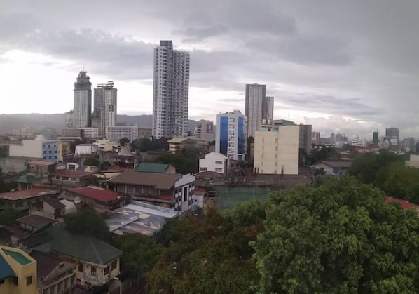 A cityscape with various buildings, including high-rise structures and smaller residential buildings. - JL Suites by Hiverooms (Cebu City)