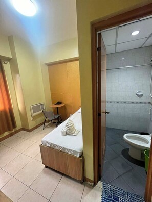 Standard Single | Bathroom | Shower, free toiletries, towels, soap - JL Suites by Hiverooms (Cebu City)