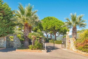 Property grounds - Holiday apartment mit Pool (Marina di Andora)