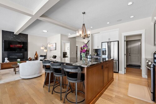 Luxurious Home Near Canal, Central AC, Pool Table