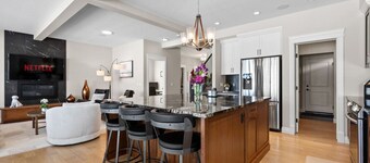 Luxurious Home Near Canal, Central AC, Pool Table