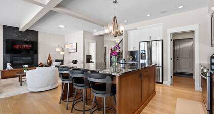 Luxurious Home Near Canal, Central AC, Pool Table