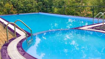 Una piscina cubierta, una piscina al aire libre