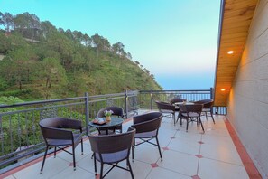 Outdoor dining - Elivaas Konifer Greyvine Hillside 9 BHK  (Kasauli)
