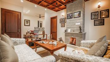 Deluxe Villa | Living area