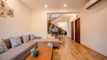 Villa, 4 Schlafzimmer, Balkon | Wohnbereich