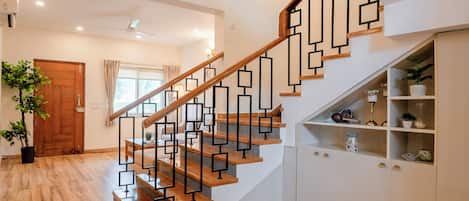 Villa, 4 Bedrooms, Balcony | Interior