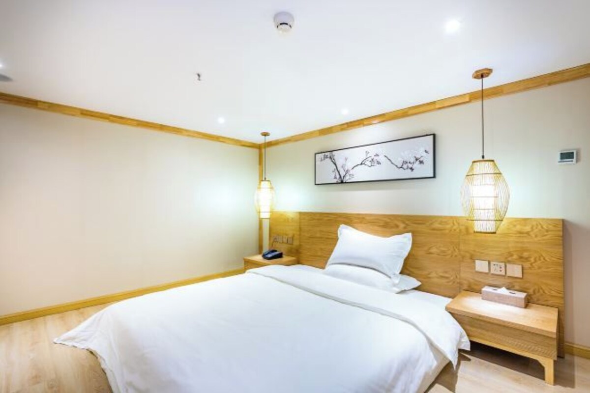 Peralatan tempat tidur premium, meja, ruang kerja komputer riba