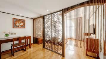 Family Double Room, Balcony, City View | Interior