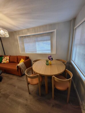 Dining - Centrally Located Kits Beach, West 4th, Transport UBC, Downtown (Vancouver)