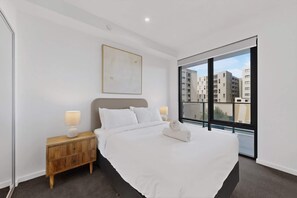 3 bedrooms, iron/ironing board, WiFi, bed sheets - Newly Built 3 Bed Apartment with Onsite Parking (Cannington)