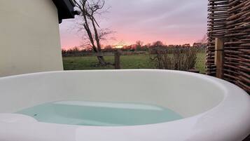 Tina de hidromasaje al aire libre