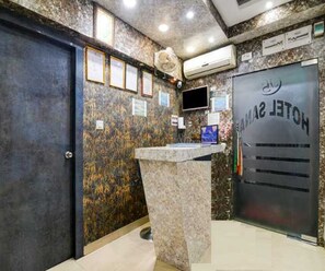 House | Reception - Collection O Park Street Road (Kolkata)