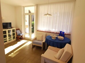 TV - Holiday flat with air conditioning and terrace (Lignano Sabbiadoro)