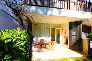 Outdoor dining - Holiday flat with air conditioning and terrace (Lignano Sabbiadoro)