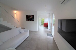 TV - Villa with air conditioning and garden (Lignano Sabbiadoro)