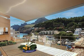 Outdoor dining - Apartment 'Nuria' with Private Terrace, Wi-Fi and Air Conditioning (Cala de Sant Vicenç)