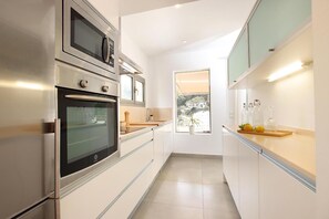 Geladeira, micro-ondas, fogão, cooktop