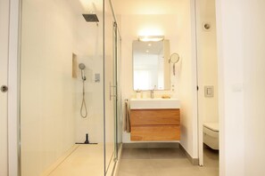 Shower, towels - Apartment 'Nuria' with Private Terrace, Wi-Fi and Air Conditioning (Cala de Sant Vicenç)