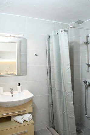 Douche, sèche-cheveux, serviettes fournies, savon