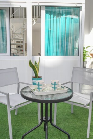 Outdoor dining - Kalimera Beach Apartment 1 – Town Experience (Rethymno)