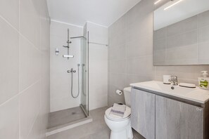 Dusche, Haartrockner, Handtücher, Toilettenpapier
