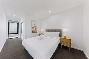 3 bedrooms, iron/ironing board, WiFi, bed sheets - Brand-New 3-Bed Apartment with Scenic Views (Cannington)