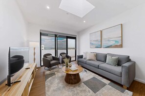 TV - Brand-New 3-Bed Apartment with Scenic Views (Cannington)